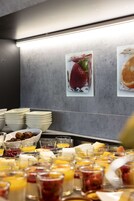 Petit déjeuner, déjeuner et dîner servis sur place