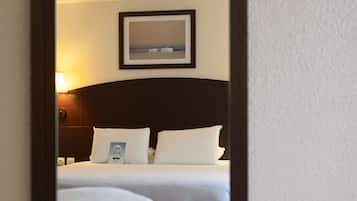 خزنة داخل الغرفة ومكتب وستائر تعتيم وتجهيزات عازلة للصوت