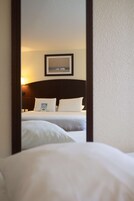 Chambre Standard, 1 lit double (1 Double bed) | Coffres-forts dans les chambres, bureau, rideaux occultants