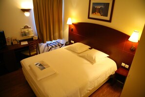 خزنة داخل الغرفة ومكتب وستائر تعتيم وتجهيزات عازلة للصوت