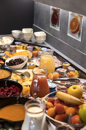 بوفيه فطور يوميًا بتكلفة قدرها (12.9 EUR للشخص)