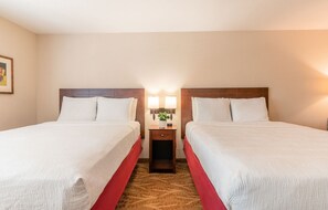 Habitación estándar, 2 camas Queen size | Escritorio, tabla de planchar con plancha, wifi gratis y ropa de cama