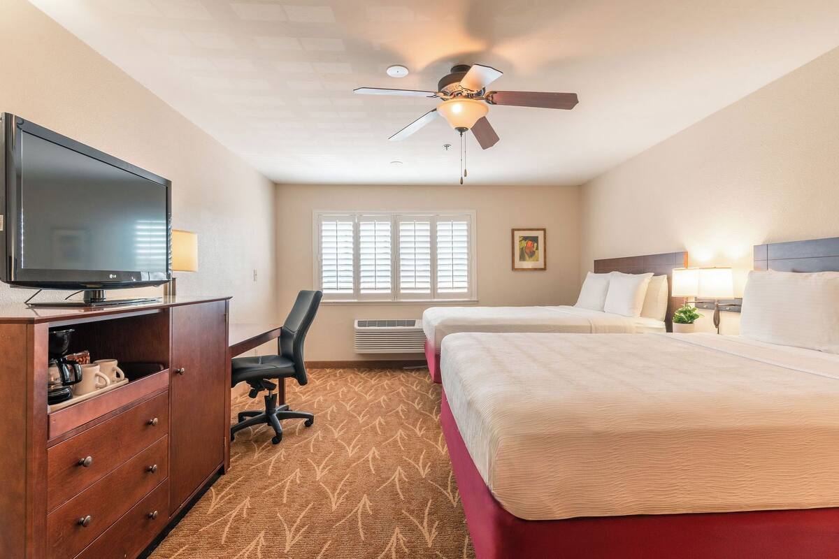 Standard Room, 2 Queen Beds, Top Floor | Escritorio, tabla de planchar con plancha, wifi gratis y ropa de cama 