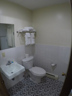 وحدات دش مع أحواض استحمام، مجففات شعر، مناشف