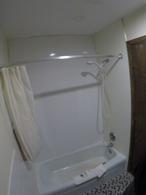 Bathroom shower - El Rancho Motel (Ladysmith)