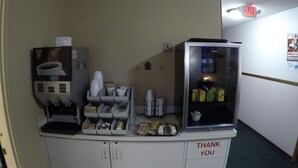 Free daily continental breakfast - El Rancho Motel (Ladysmith)