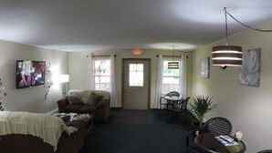 Free daily continental breakfast - El Rancho Motel (Ladysmith)