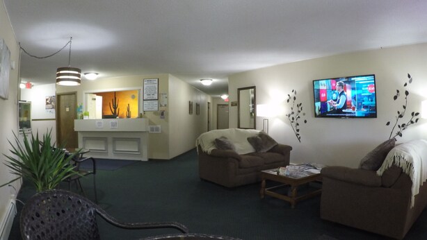 Lobby sitting area - El Rancho Motel (Ladysmith)