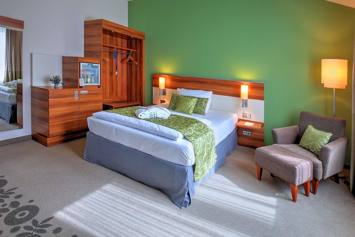 Privilege, Room, 1 Queen Bed, Balcony | Minibar, in-room safe, desk, laptop workspace