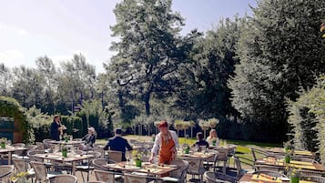 Serveert ontbijt, lunch en diner