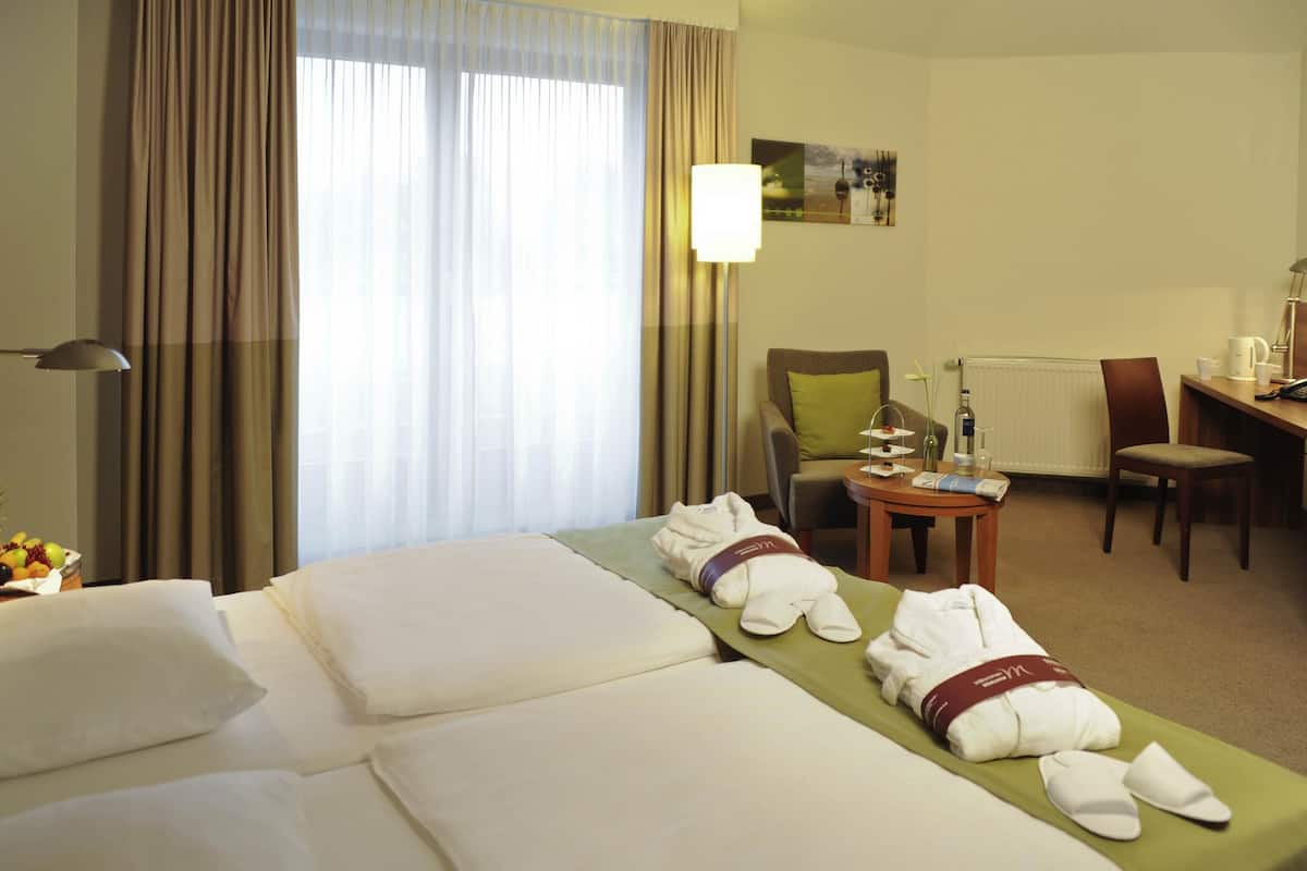 Minibar, in-room safe, desk, laptop workspace