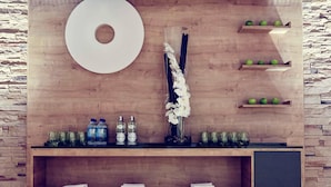 A wooden wall with a circular cut-out, shelves with green apples, and neatly folded white towels. - Mercure Tagungs- & Landhotel Krefeld (Krefeld)