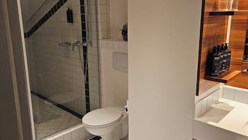 Milieuvriendelijke toiletartikelen, een haardroger, handdoeken