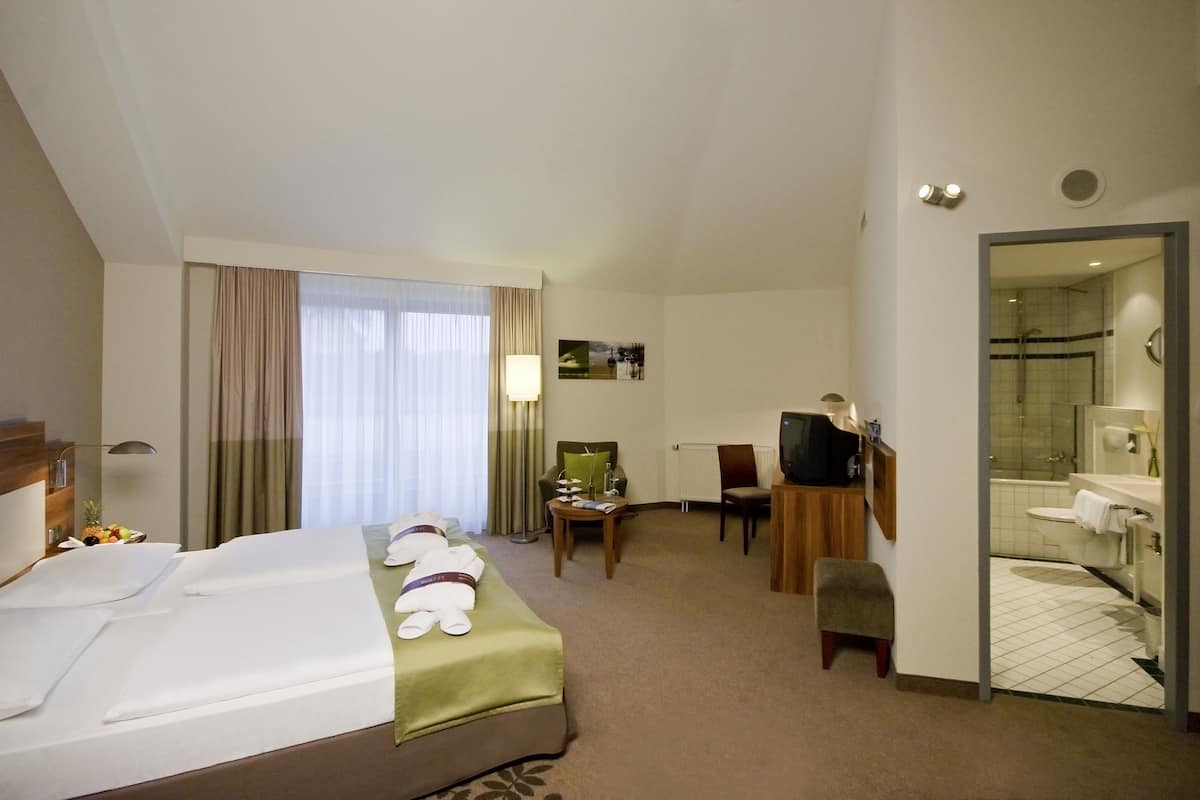 Minibar, pengeskab på værelset, skrivebord