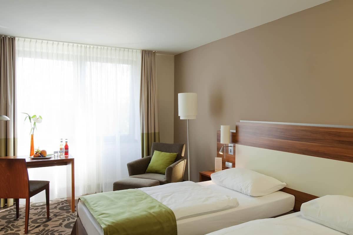 Een minibar, een kluis op de kamer, een bureau, een laptopwerkplek