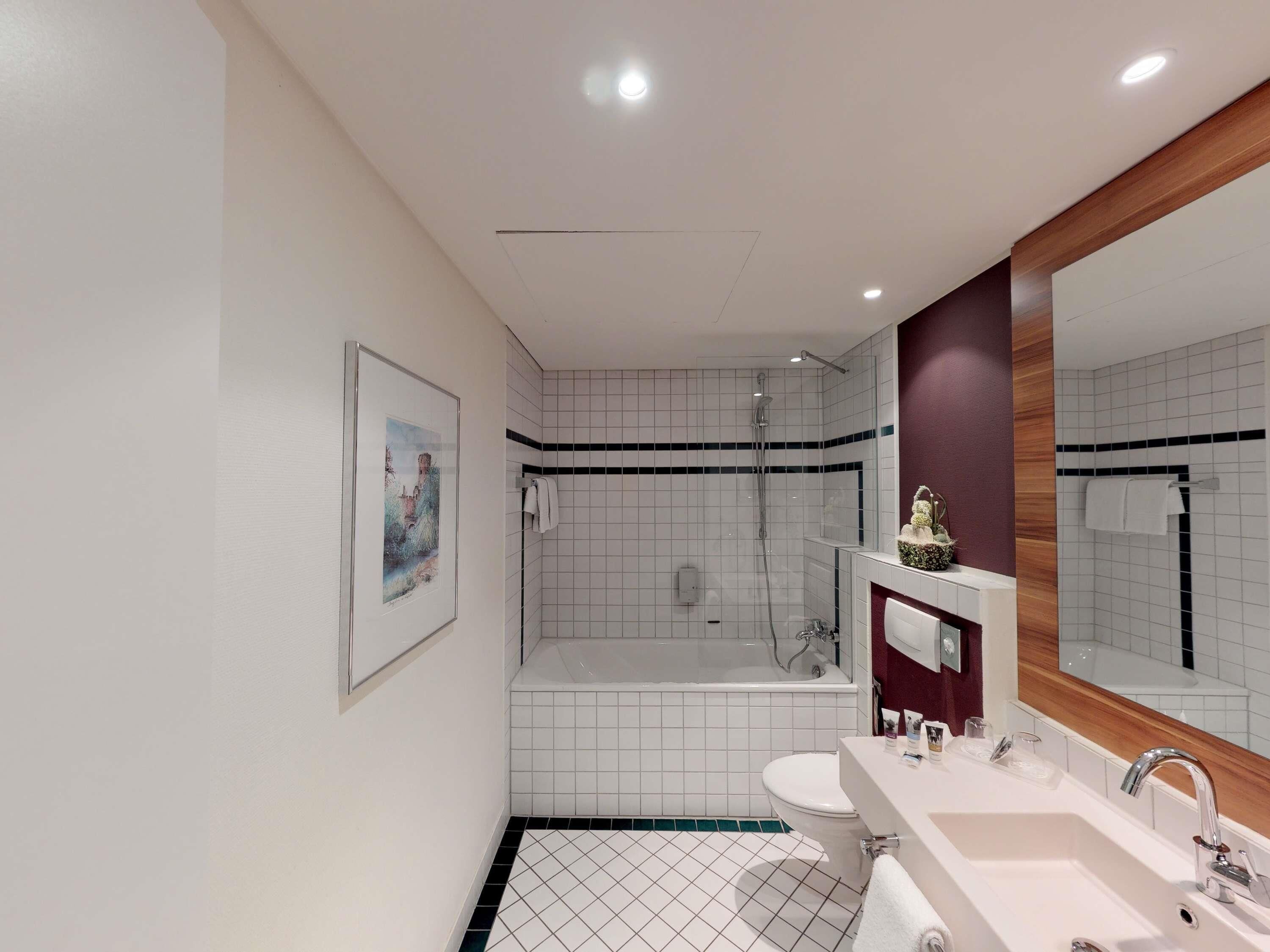 Ein modernes Badezimmer mit Dusche, Toilette und Waschbecken.