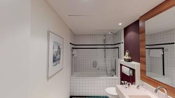 Ein modernes Badezimmer mit Dusche, Toilette und Waschbecken.