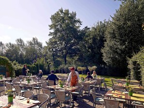 Petit-déjeuner, déjeuner et dîner servis sur place