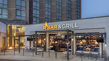 2 restaurants servant le petit déjeuner, spécialités Cuisine américaine