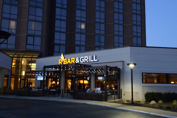 2 Restaurants, Frühstück, Mittagessen, Abendessen, amerikanische Küche
