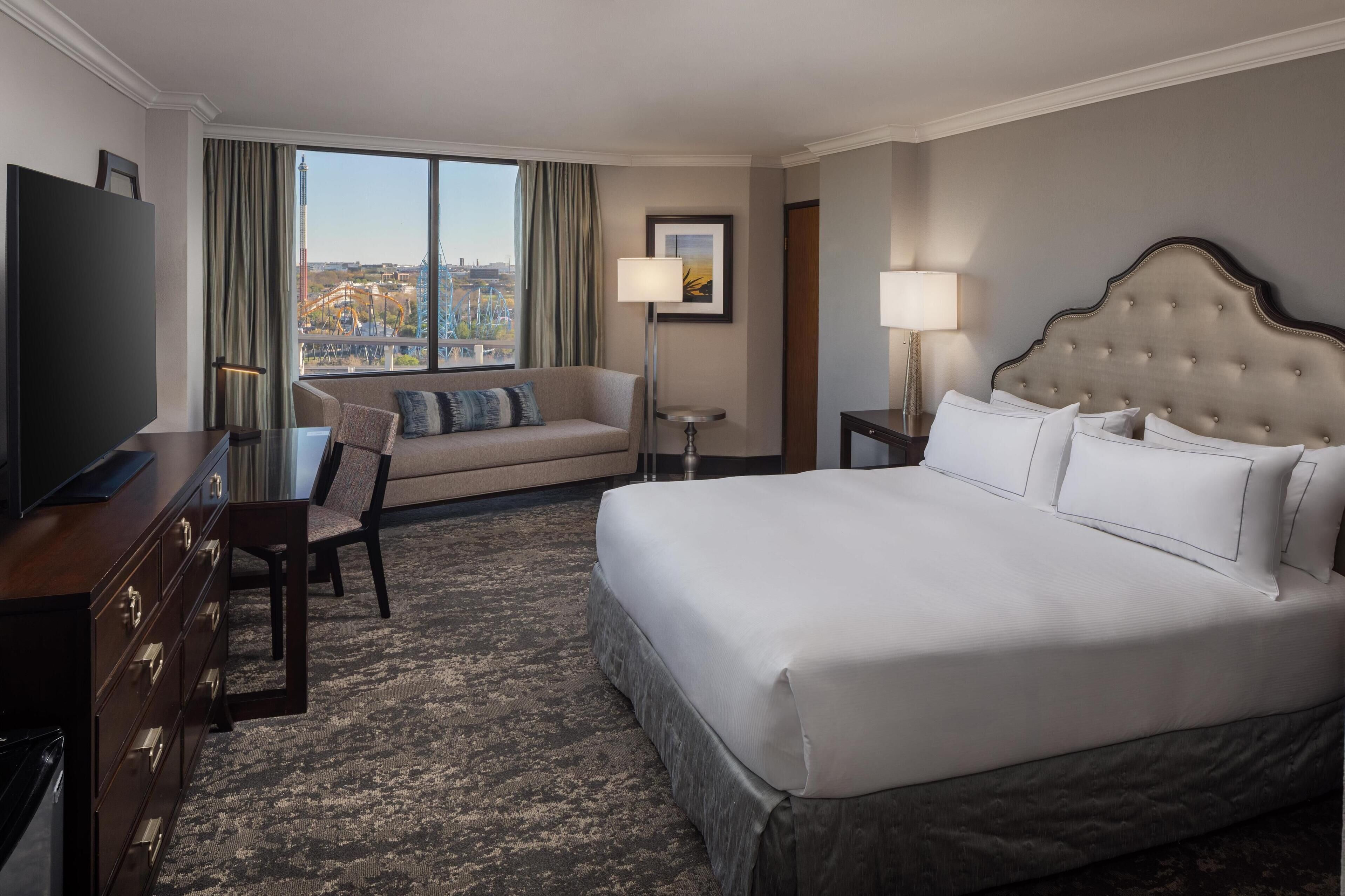 Suite, 1 King-Bett (Parlor Suite)