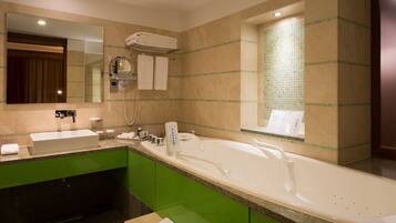 Combined shower/tub, deep soaking tub, eco-friendly toiletries