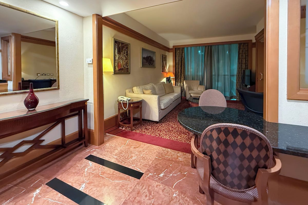 Suite, 1 Bedroom | 1 bedroom, minibar, in-room safe, desk