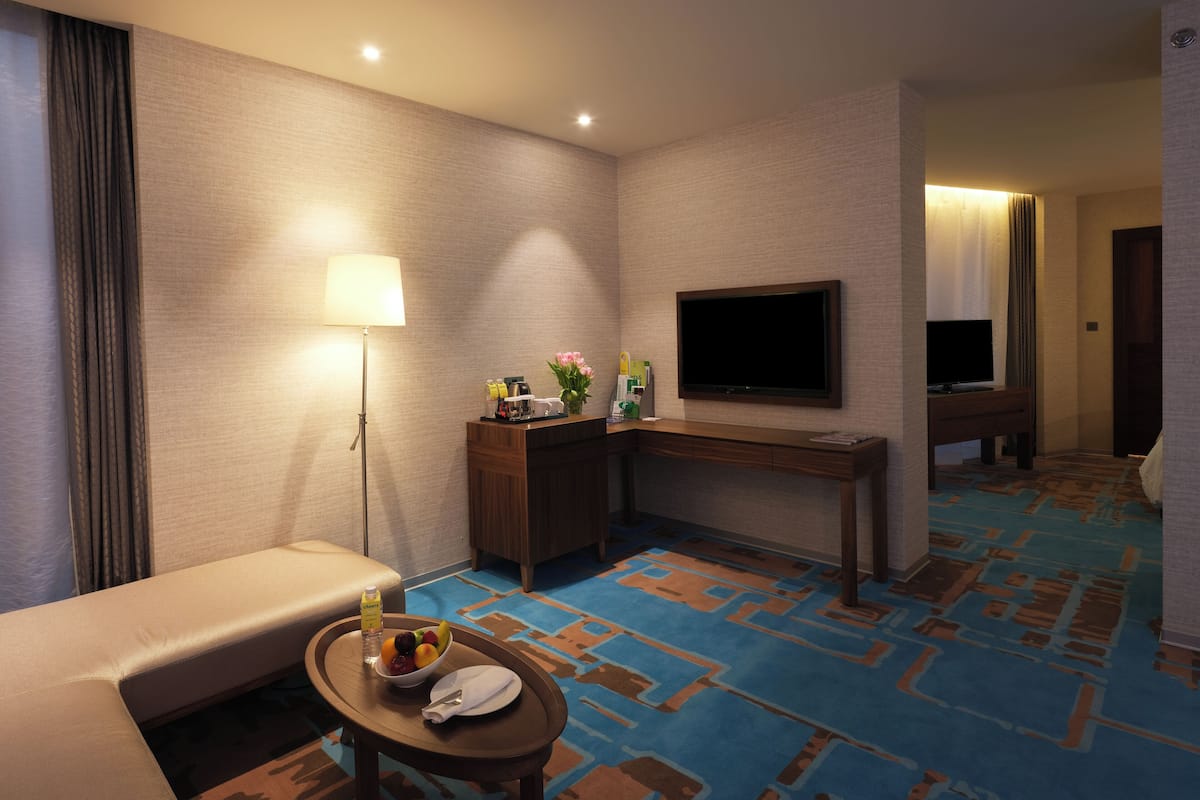 Suite, 1 Bedroom | Living area