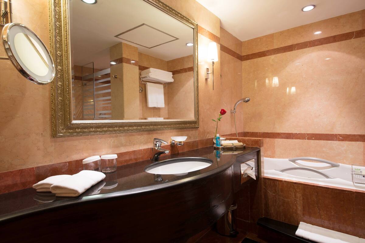 Combined shower/tub, deep soaking tub, eco-friendly toiletries