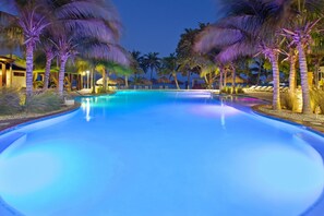 3 piscinas al aire libre, camas de piscina con cargo, sombrillas