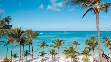 Caja de seguridad en la habitación y escritorio