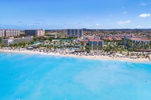 Une station balnéaire dotée d’hôtels en bord de mer, d’un espace piscine et d’une plage.