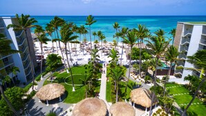 A resort with multiple buildings, a beach, and palm trees. - Holiday Inn Resort Aruba - Beach Resort & Casino by IHG (Noord)