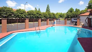 Sæsonbestemt udendørs pool, åben fra kl. 09.00 til kl. 21.00, parasoller