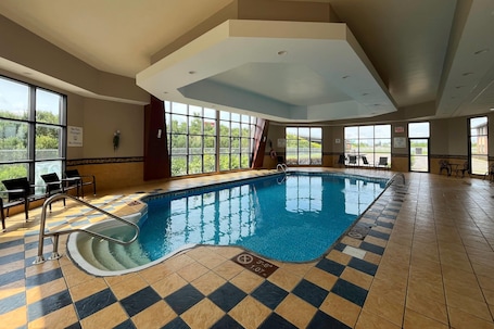 Una piscina cubierta. Quality Inn Saint-Jean-sur-Richelieu