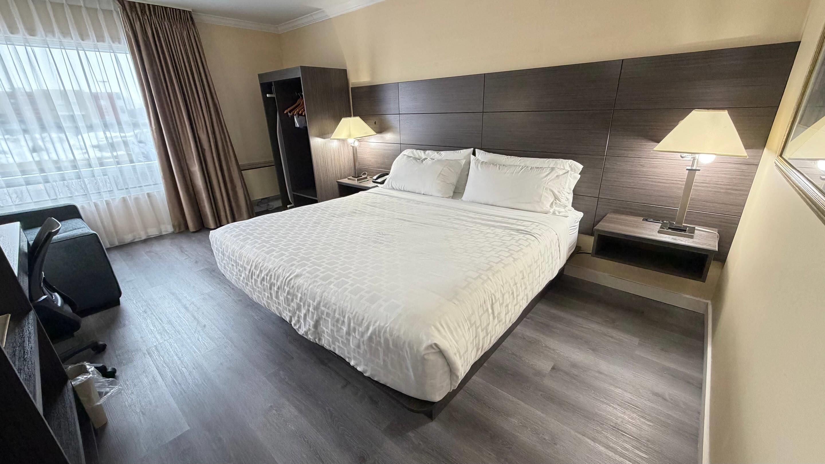 Schreibtisch, schallisolierte Zimmer, Bügeleisen/Bügelbrett