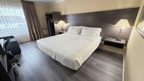 Schreibtisch, schallisolierte Zimmer, Bügeleisen/Bügelbrett