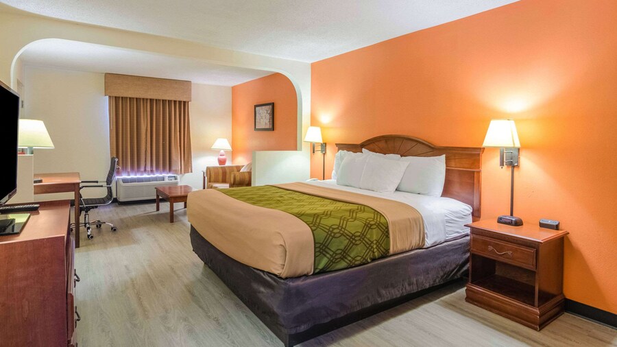 Econo Lodge Inn & Suites Gulfport Airport