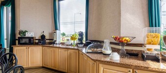 Econo Lodge Inn & Suites