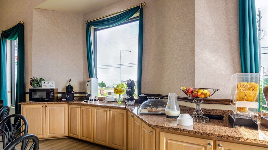 Econo Lodge Inn & Suites