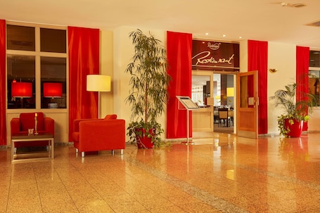 Mittagessen und Abendessen. H+ Hotel Leipzig-Halle