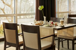 Déjeuner et dîner servis sur place