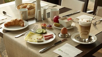 Free daily buffet breakfast