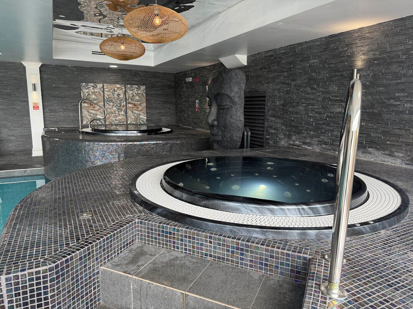 Indoor spa tub