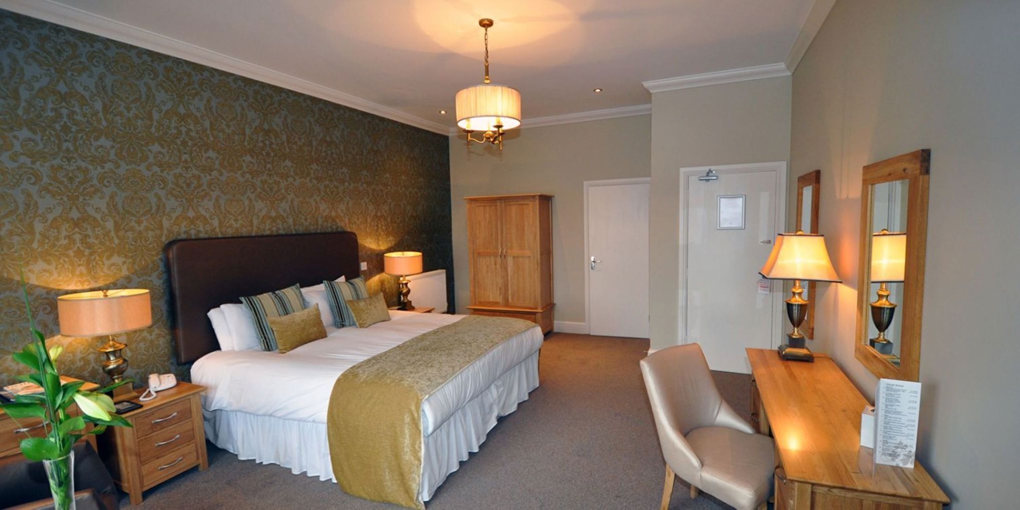 Iron/ironing board, bed sheets