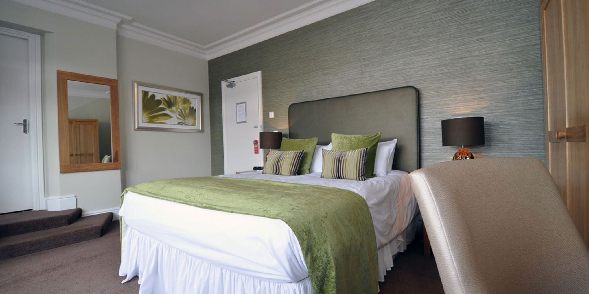 Iron/ironing board, bed sheets