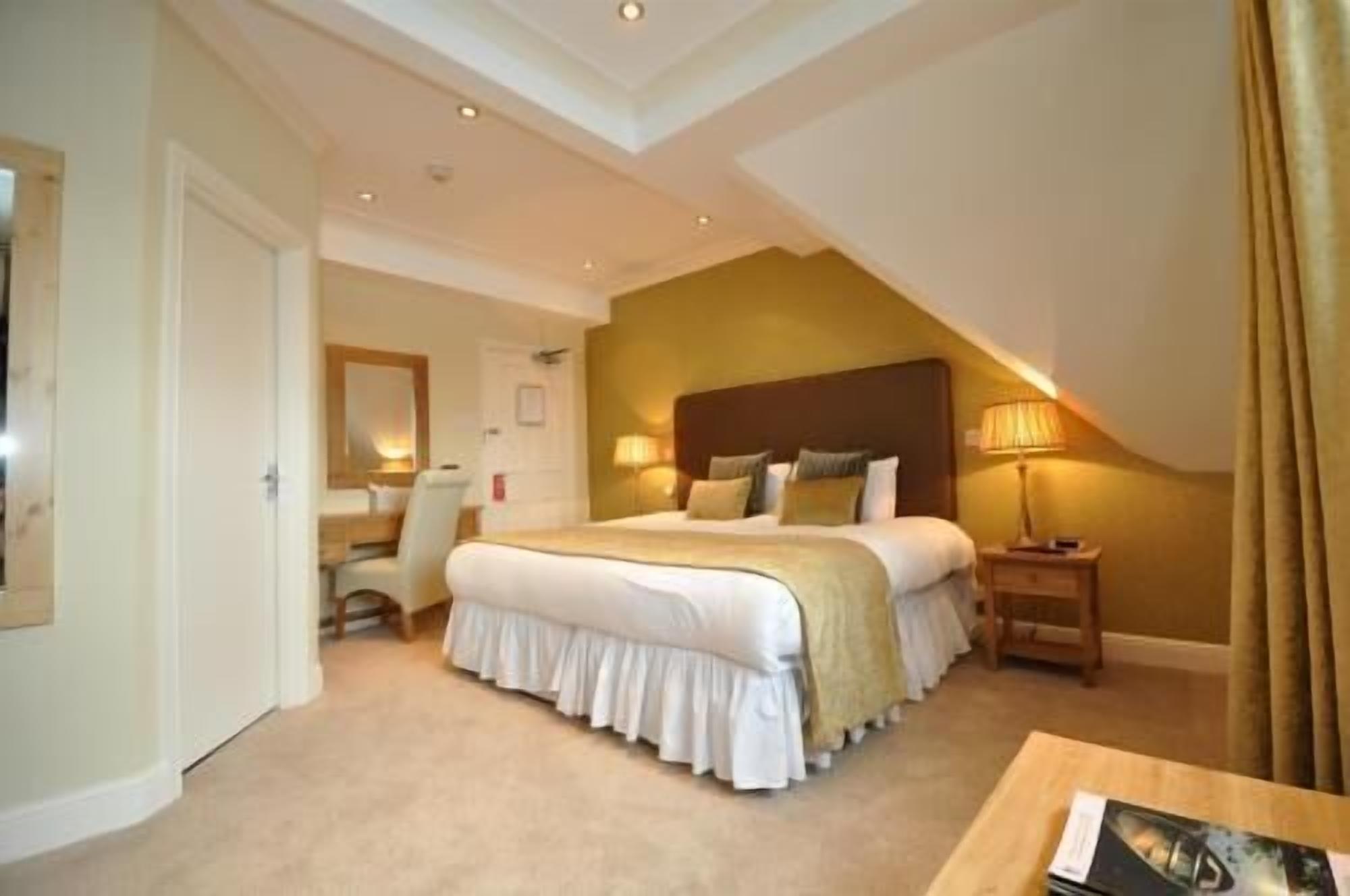 Iron/ironing board, bed sheets