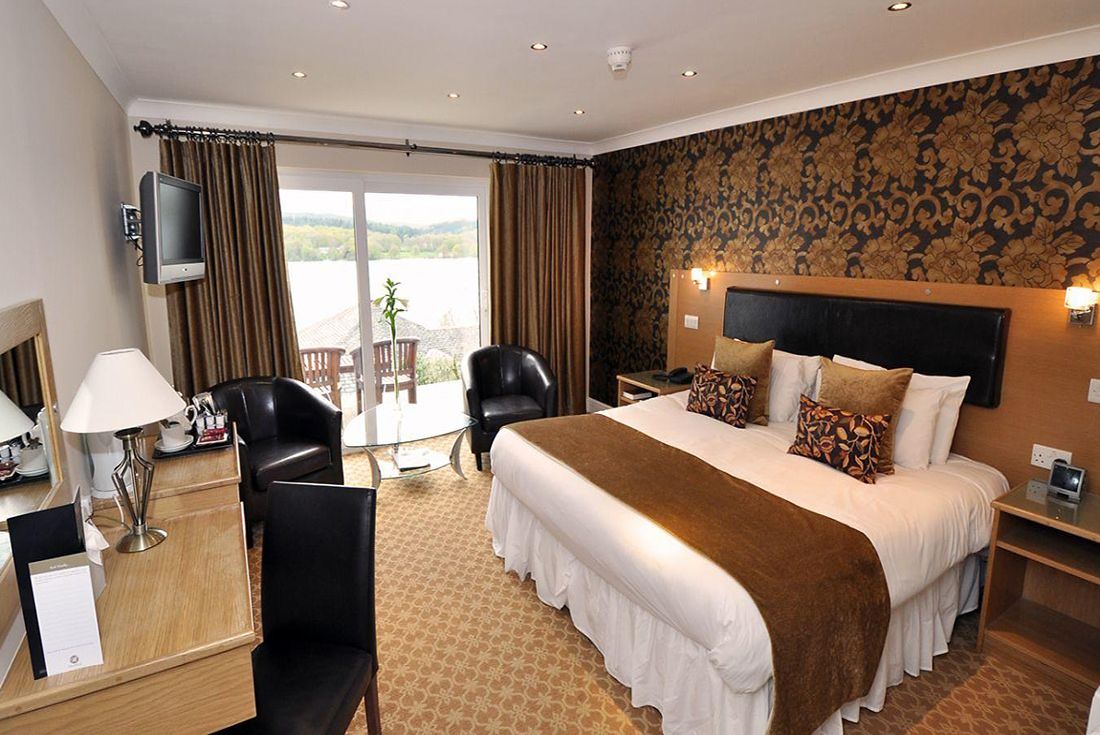 Iron/ironing board, bed sheets