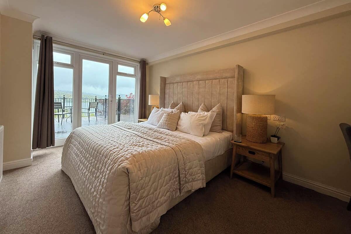 Cosy double with view | 熨斗/熨板、床单