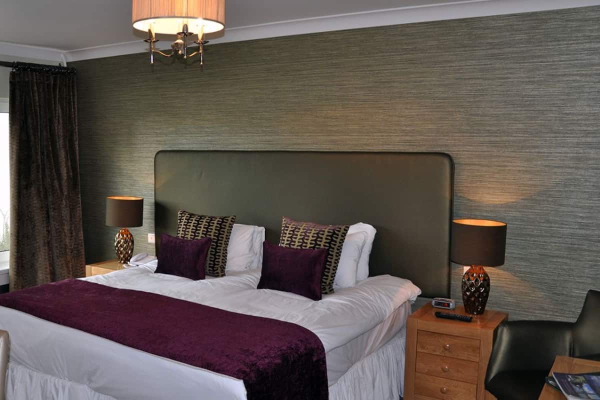 Double Room with view | Iron/ironing board, bed sheets